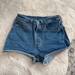 Levi’s medium wash 501 denim shorts size 26